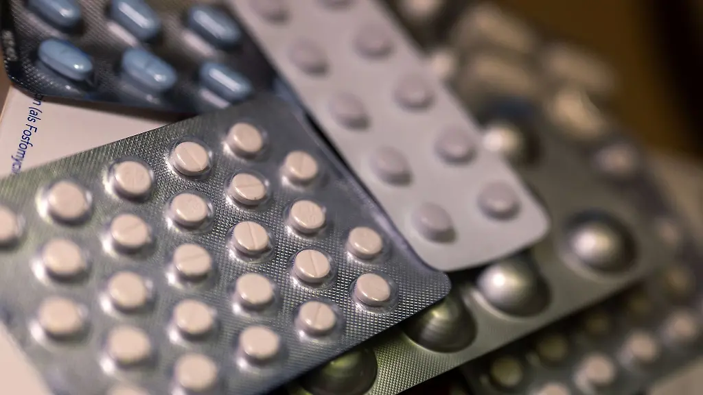 Diverse-Medikamentenpackungen-liegen-auf-einem-Tisch-in-einer-Apotheke