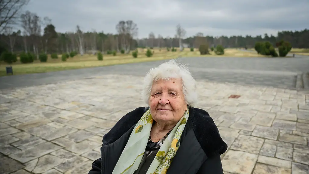 Anastasia-Gulej-aus-Kiew-besucht-die-Gedenkstaette-des-Konzentrationslager-Berge-Belsen