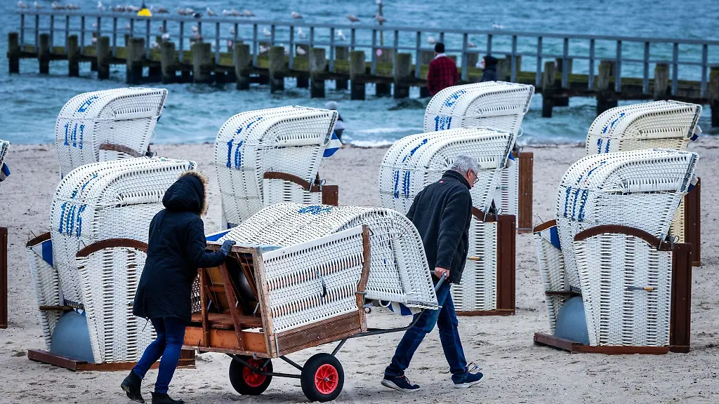 Strandkorbvermieter-bringen-nach-der-Winterpause-die-Koerbe-wieder-an-den-Strand