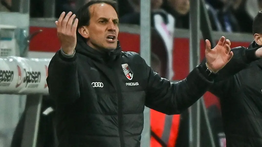 Trainer-Ruediger-Rehm-von-Ingolstadt-steht-am-Spielfeldrand