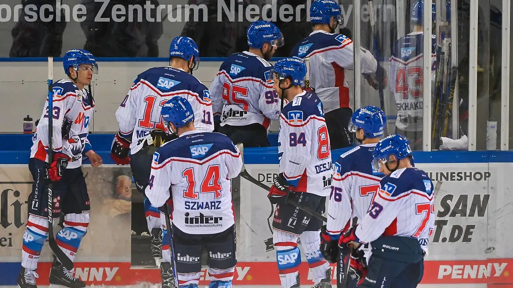 Die-Mannschaft-von-Mannheim-geht-nach-dem-mit-4-1-verlorenen-Spiel-gegen-Straubing-enttaeuscht-vom-Eis