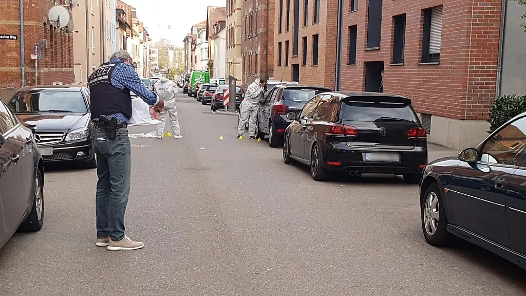 Einsatzkraefte-der-Polizei-sichern-am-Tatort-die-Spuren-einer-Auseinandersetzung