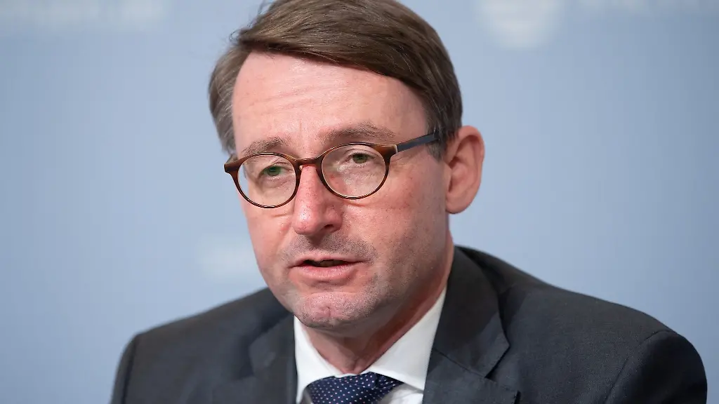 Roland-Woeller-CDU-Innenminister-von-Sachsen-nimmt-an-einer-Pressekonferenz-teil