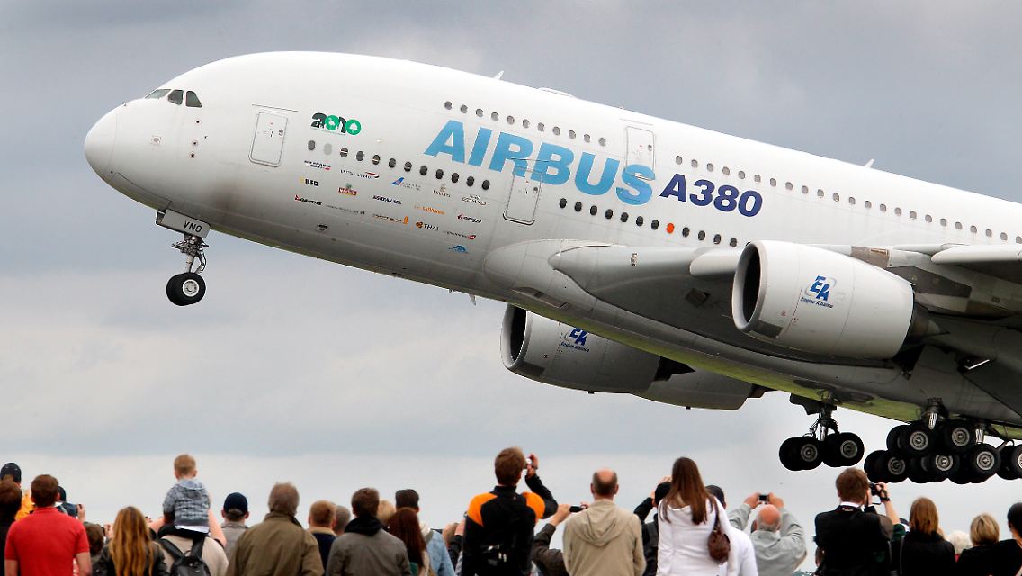 Groß, größer, A380: Volle Auftragsbücher bei der Tochter Airbus sorgen bei EADS für Gewinne.