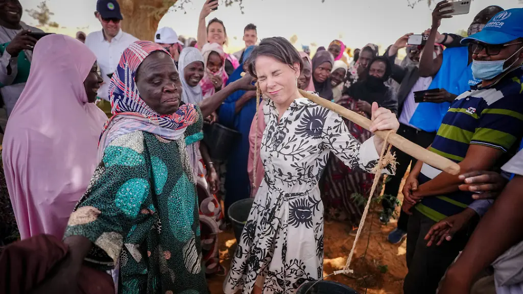 Die-Aussenministerin-laesst-sich-bei-ihrem-Aufenthalt-in-Niger-zeigen-welche-Lasten-Frauen-bei-der-Hitze-tragen-muessen