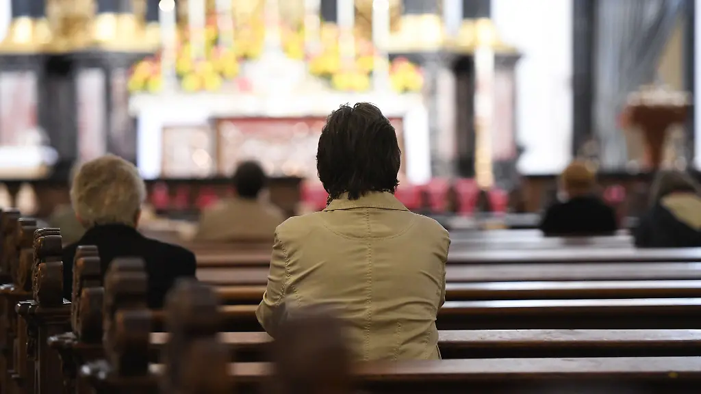 Eine-Frau-hat-sich-beim-Gottesdienst-im-Dom-hingesetzt