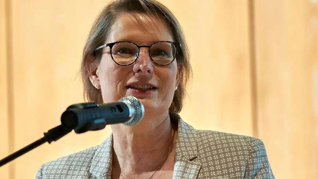 Die-rheinland-pfaelzische-Bildungsministerin-Stefanie-Hubig-spricht-in-einer-Schule