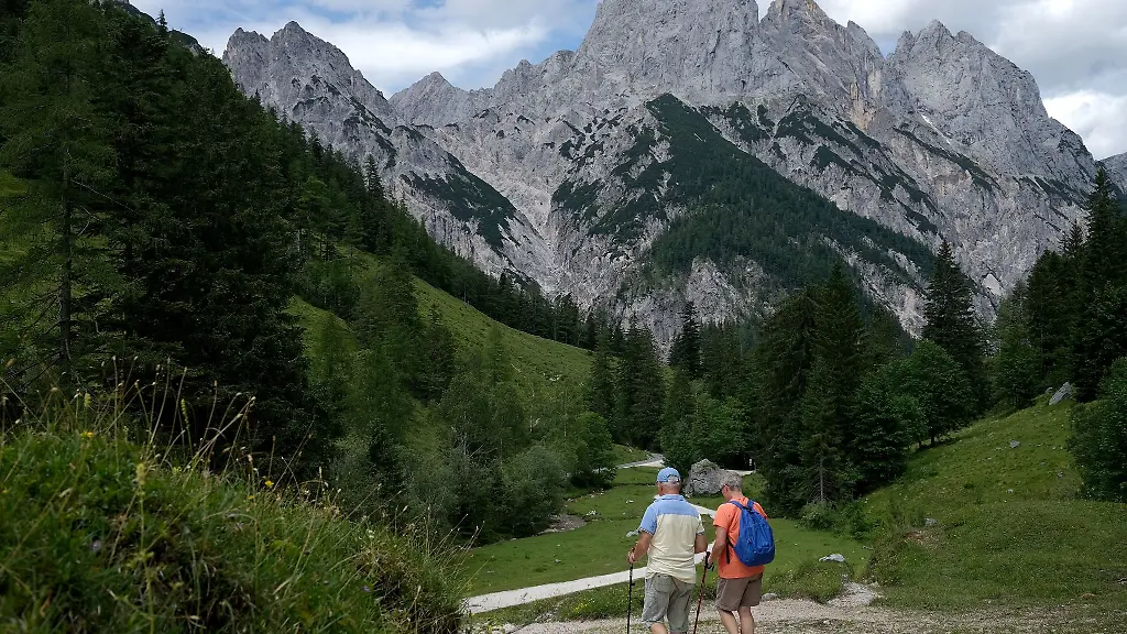 Wanderer-gehen-im-Nationalpark-Berchtesgaden-auf-einem-Weg