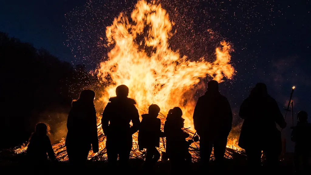 Menschen-stehen-an-einem-traditionellen-Osterfeuer-An-Osterfeuern-haben-viele-Menschen-Freude