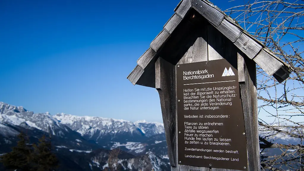 Ein-Schild-mit-der-Aufschrift-Nationalpark-Berchtesgaden-auf-dem-Jenner-Berg-bei-Schoenau-am-Koenigssee