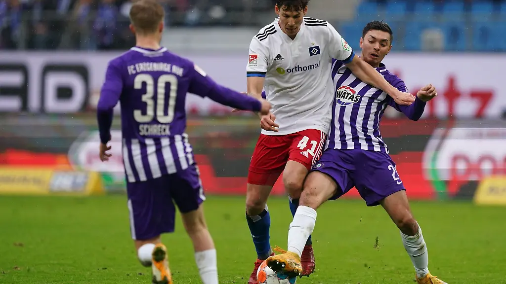 Hamburgs-Maximilian-Rohr-M-im-Kampf-um-den-Ball