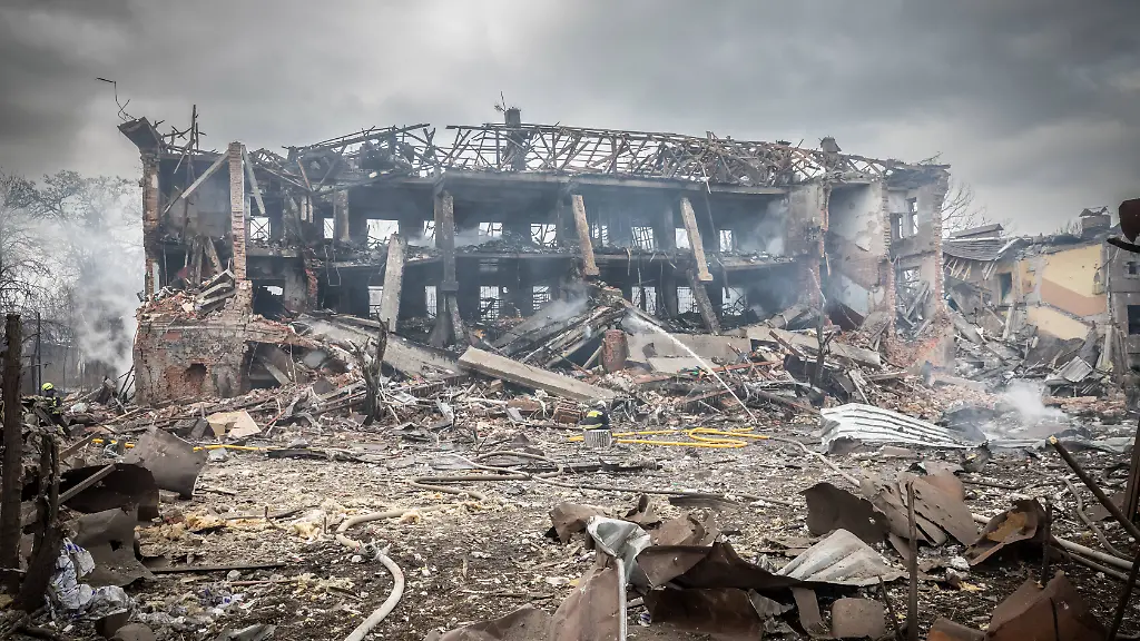 Ein-beim-russischen-Angriff-total-zerstoertes-Gebaeude-in-Dnipro