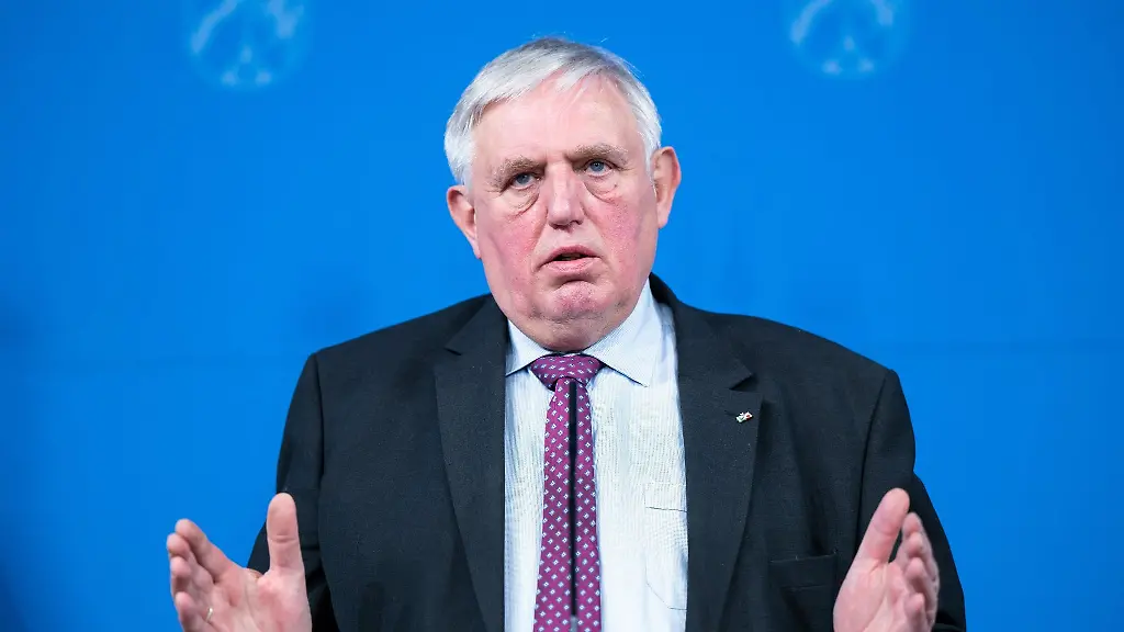 Karl-Josef-Laumann-CDU-Gesundheitsminister-von-Nordrhein-Westfalen-spricht