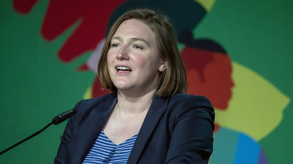 Die-rheinland-pfaelzische-Familienministerin-Katharina-Binz-Buendnis-90-Die-Gruenen-am-Mikro