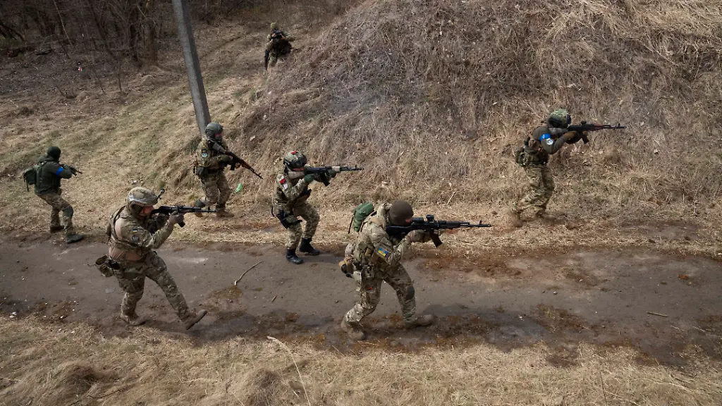 Um-die-ukrainischen-Streitkraefte-zu-unterstuetzen-hat-die-EU-eine-weitere-Finanzierung-von-Waffenlieferungen-beschlossen