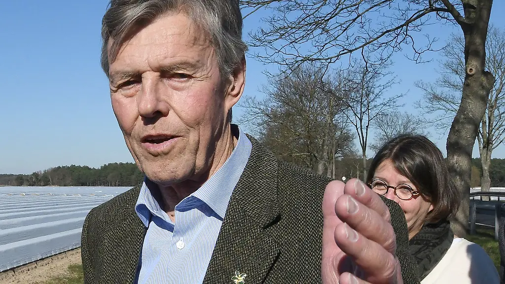 Josef-Goeppel-ehemaliger-CSU-Umweltpolitiker-bei-einer-Baumpflanzung