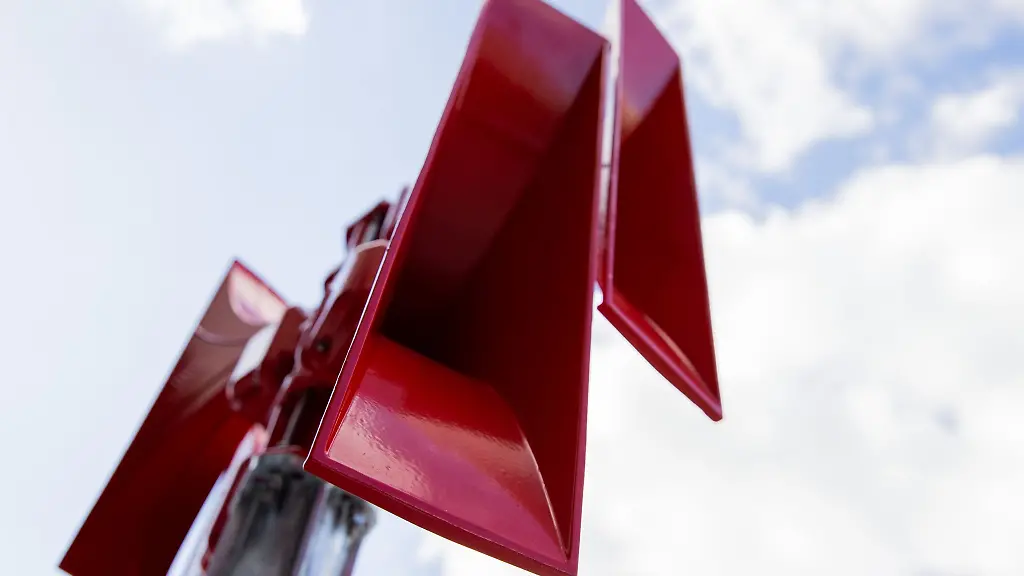 Eine-Sirene-steht-an-der-einer-Feuerwache