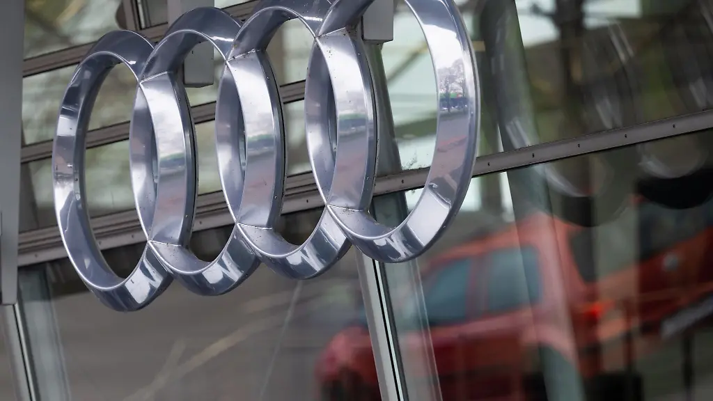 Das-Logo-von-Audi-haengt-an-der-Fassade-eines-Audi-Haendlers