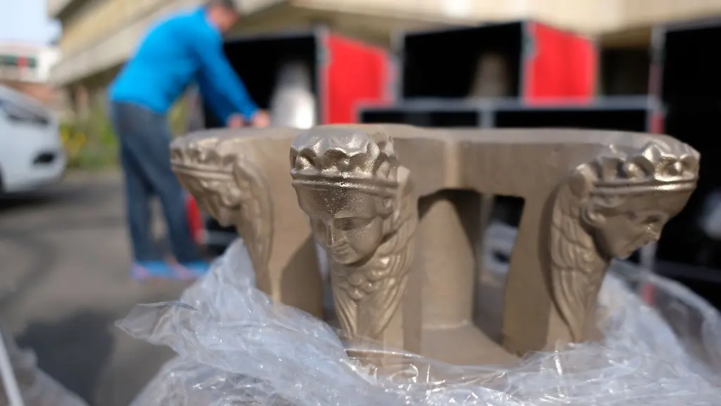 Die-Zierkrone-einer-neuen-Konzertglocke-ist-noch-halb-verpackt