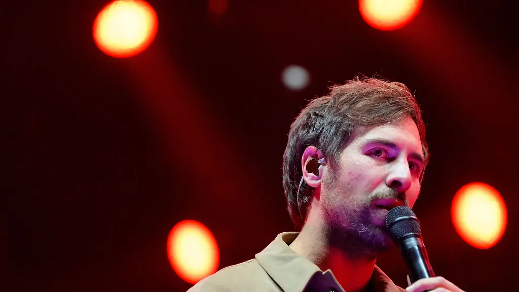 Saenger-Max-Giesinger-singt-auf-der-Buehne