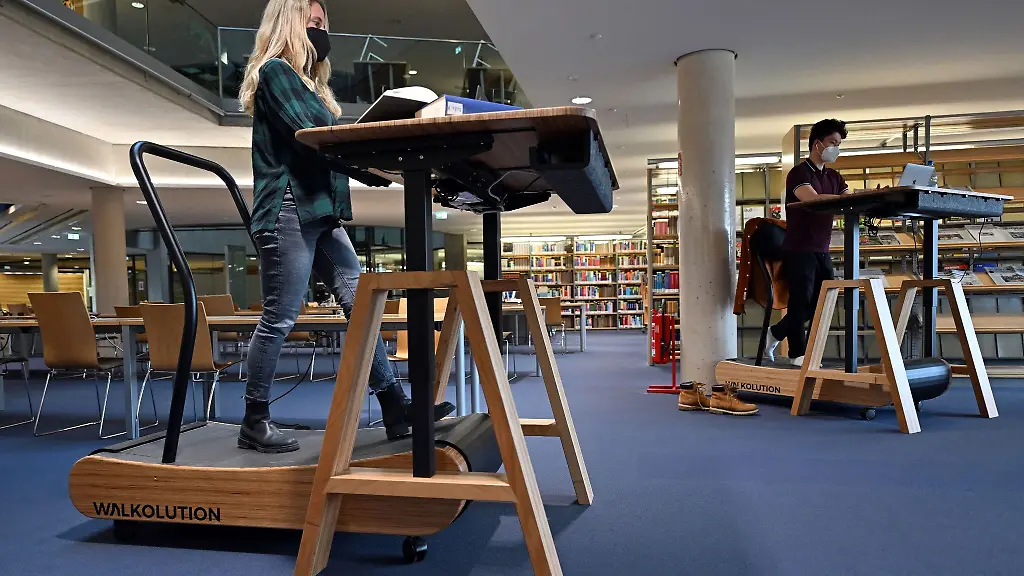 Die-Leiterin-des-Universitaeren-Gesundheitsmanagement-Jana-Kampe-fuehrt-eine-Walkolutions-Station-vor