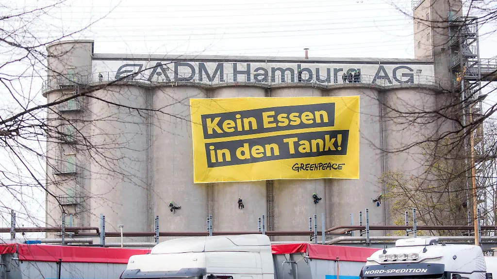 Greenpeace-Aktivisten-haengen-ein-Banner-mit-der-Aufschrift-Kein-Essen-in-den-Tank-auf
