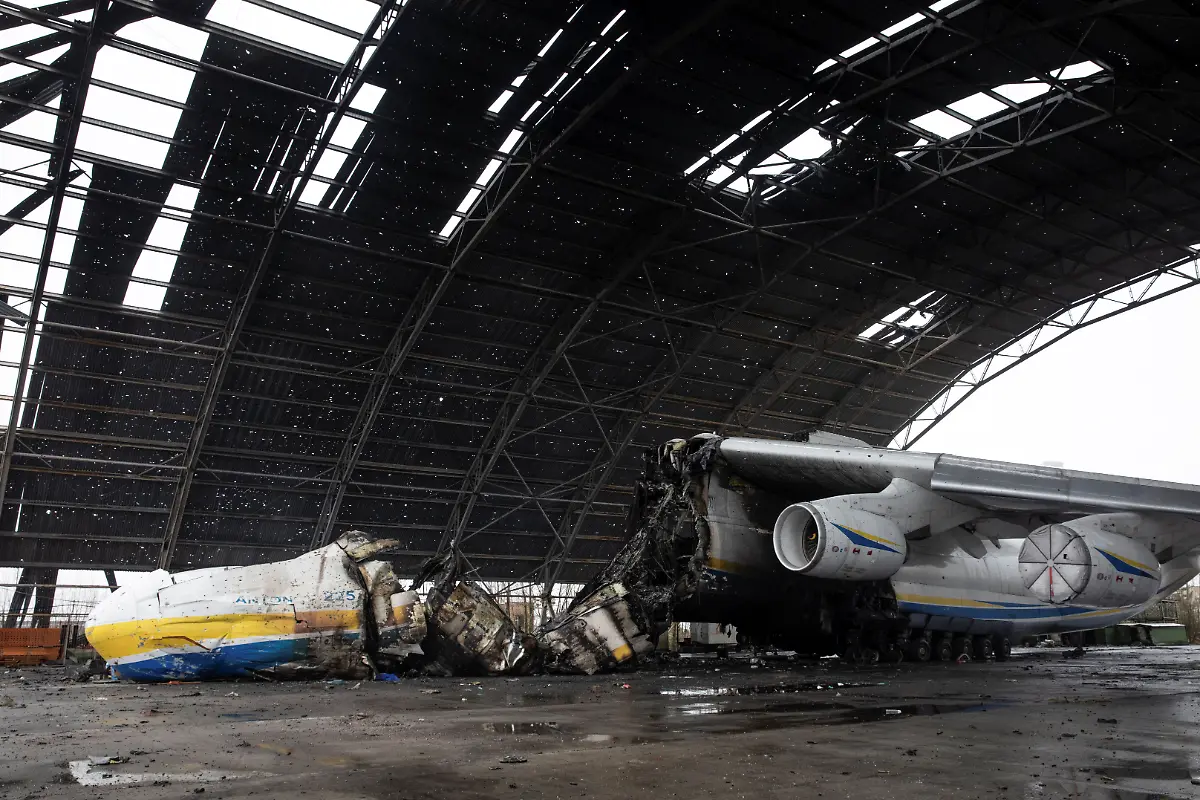 2022-04-02T173531Z-1414802209-RC2ZET90LMKG-RTRMADP-3-UKRAINE-CRISIS-HOSTOMEL