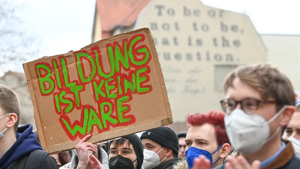 Demonstranten-haben-sich-gegen-das-geplante-Sparpaket-an-der-Universitaet-Halle-versammelt