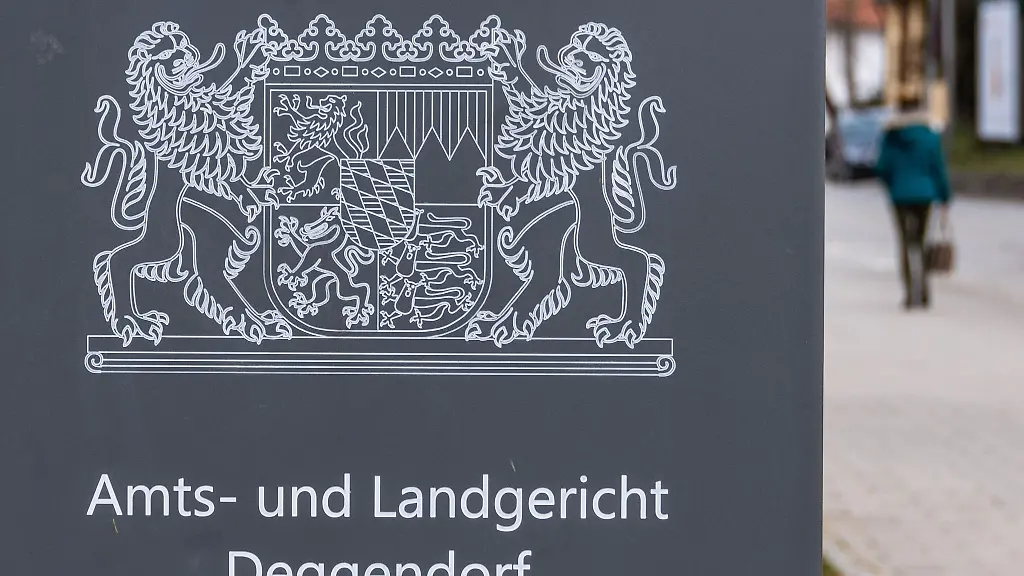 Ein-Schild-mit-der-Aufschrift-Amts-und-Landgerich-Deggendorf