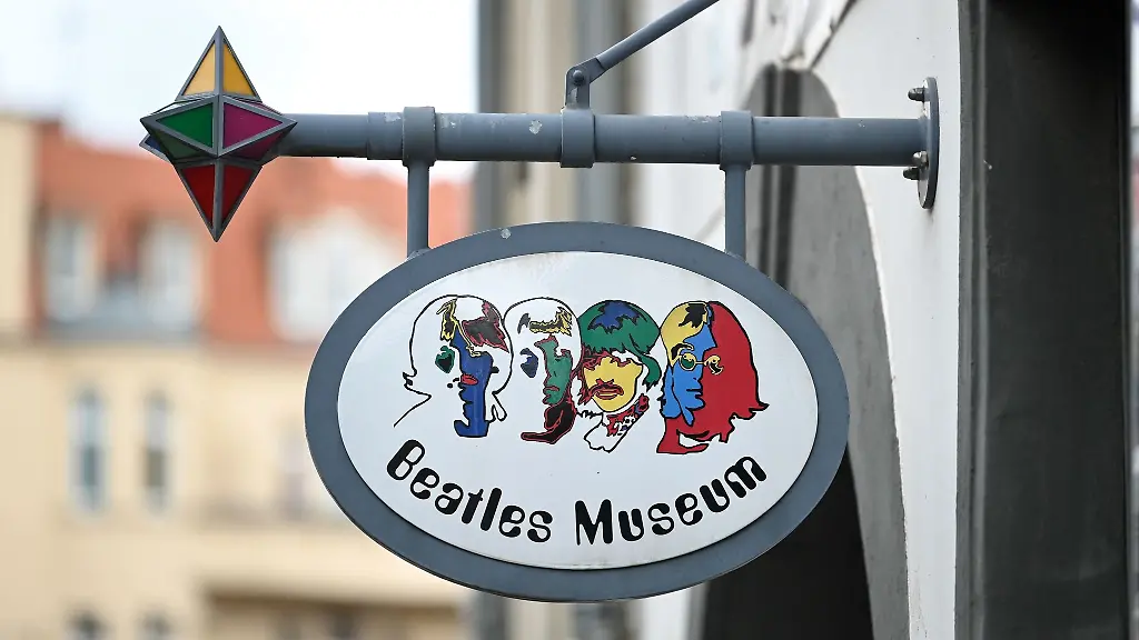 Ueber-dem-Eingang-des-Beatles-Museums-haengt-ein-Schild-auf-dem-die-vier-Pilzkoepfe-dargestellt-sind