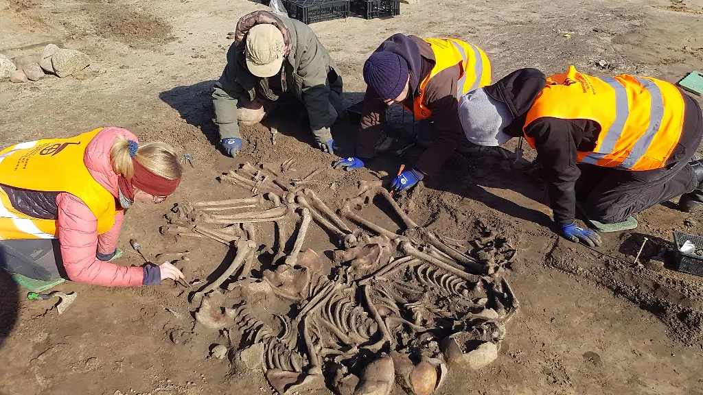 Archaeologen-haben-eine-Jahrtausende-alte-Grabstaette-mit-Ueberresten-mehrerer-Menschen-entdeckt