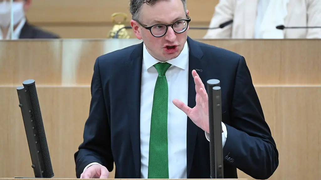Andreas-Schwarz-Fraktionsvorsitzender-von-Buendnis-90-Die-Gruenen-im-Landtag-von-Baden-Wuerttemberg