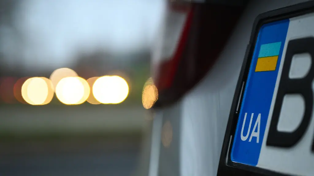 Ein-Auto-mit-einem-Kennzeichen-aus-der-Ukraine-steht-am-Morgen-in-der-Innenstadt