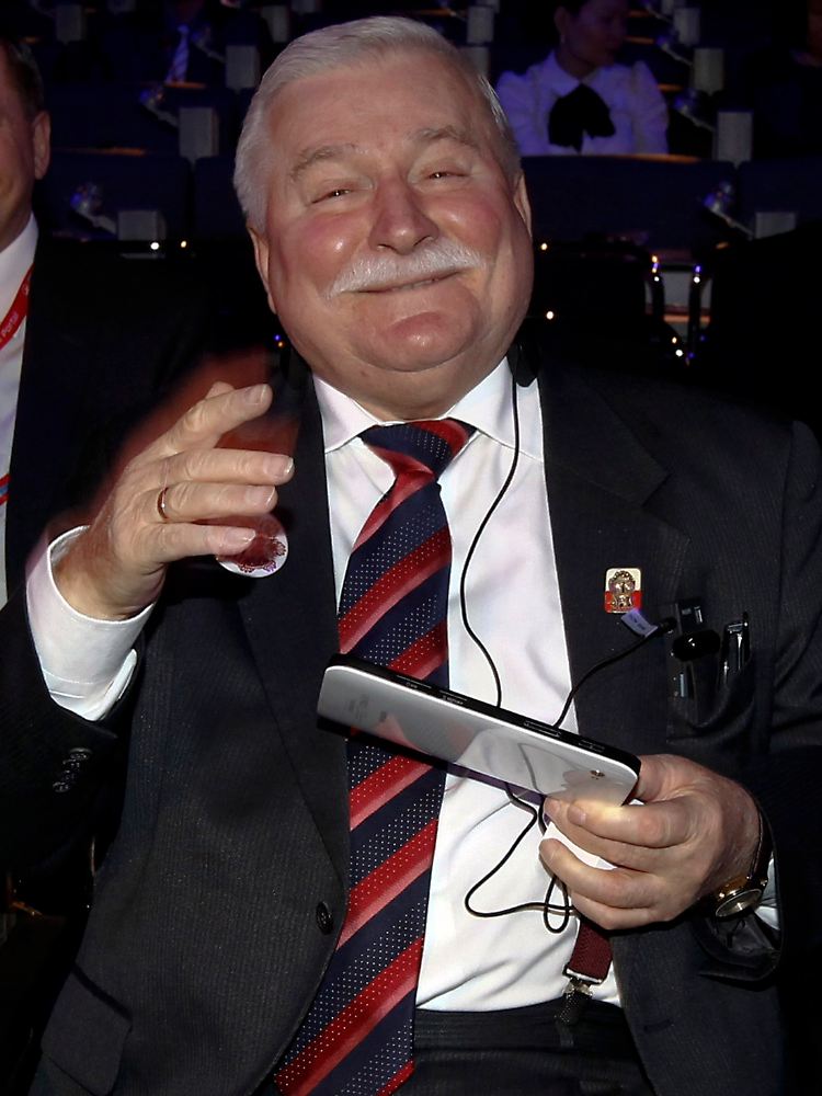 Elektronisch gut bestückt: Polens Ex-Präsident Lech Walesa mit seinem Tablet-PC auf der ITB. Polen ist in diesem Jahr Partnerland der ITB.