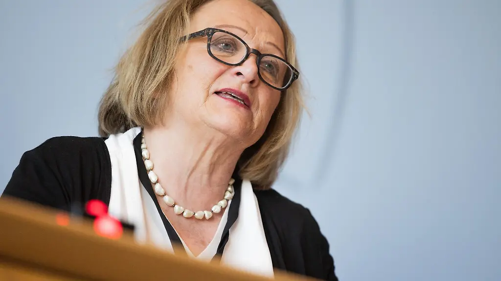 Sabine-Leutheusser-Schnarrenberger-FDP-Antisemitismusbeauftragte-des-Landes-spricht-bei-der-Vorstellung-der-neuen-Meldestelle-fuer-antisemitische-Vorfaelle-RIAS-NRW-in-der-Landespressekonferenz-im-Landtag