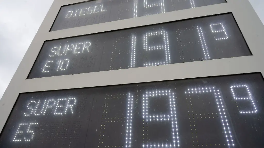 Auf-einer-Preistafel-einer-Tankstelle-sind-die-Spritpreise-zu-sehen