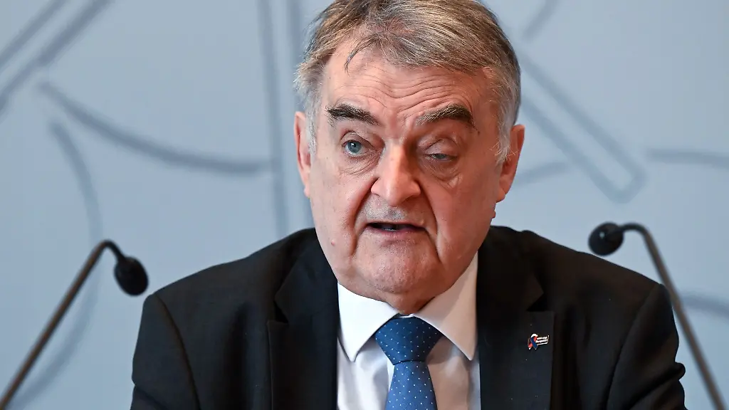Herbert-Reul-CDU-Innenminister-von-Nordrhein-Westfalen-spricht