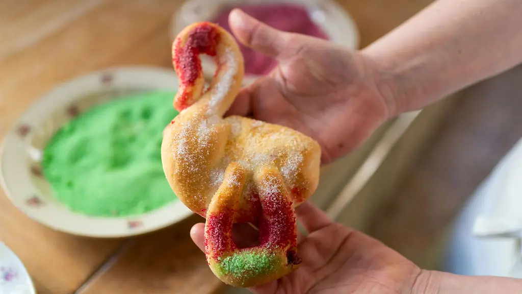 Baeckermeisterin-Juliane-Witthauer-haelt-einen-aus-Hefeteig-hergestellten-Osterstorch-in-den-Haenden