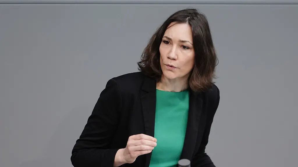 Bundesfamilienministerin-Anne-Spiegel-gibt-eine-Pressekonferenz-in-ihrem-Ministerium