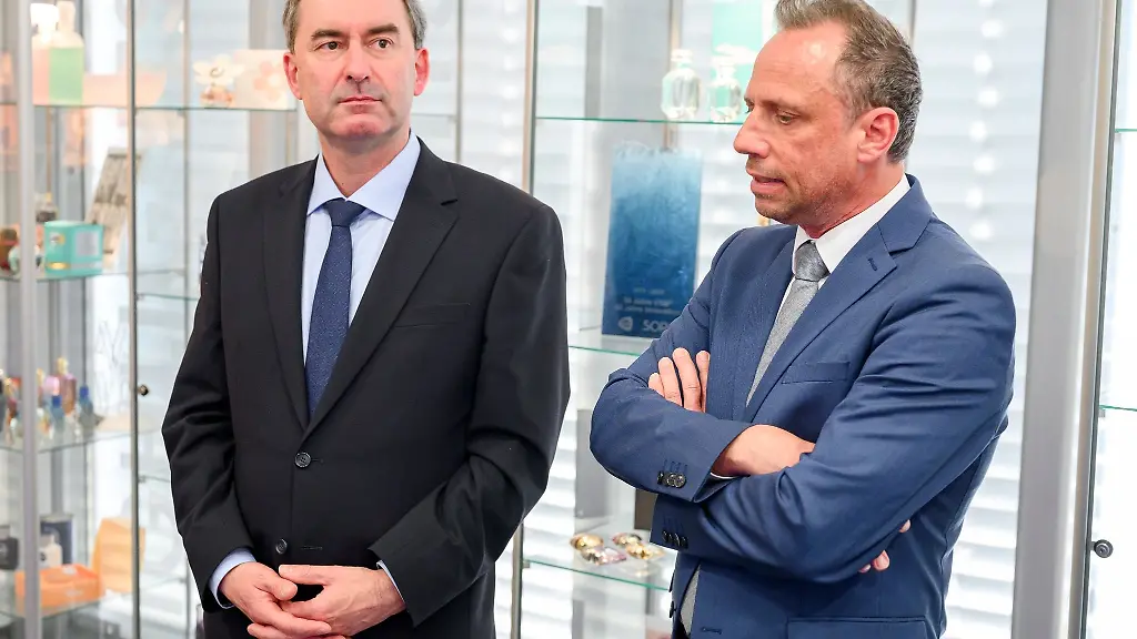 Wirtschaftsminister-Aiwanger-l-und-Umweltminister-Glauber-besuchen-das-Unternehmen-Heinz-Glas