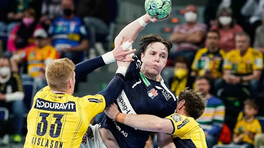 Hamburgs-Leif-Tissier-r-setzt-sich-durch-gegen-Ymir-rn-Gislason-l-von-den-Rhein-Neckar-Loewen