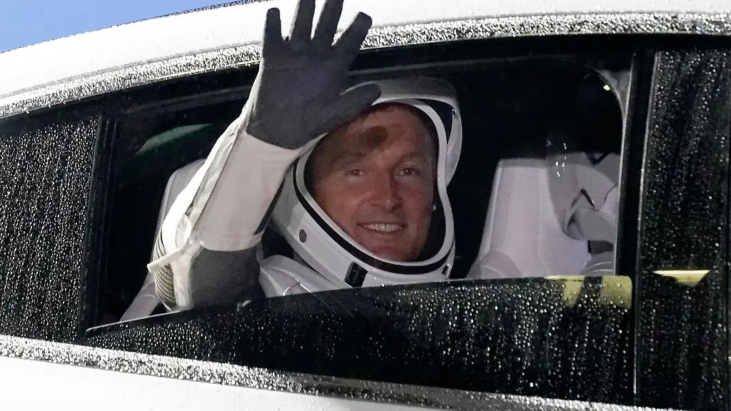 Der-deutsche-Astronaut-Matthias-Maurer-winkt