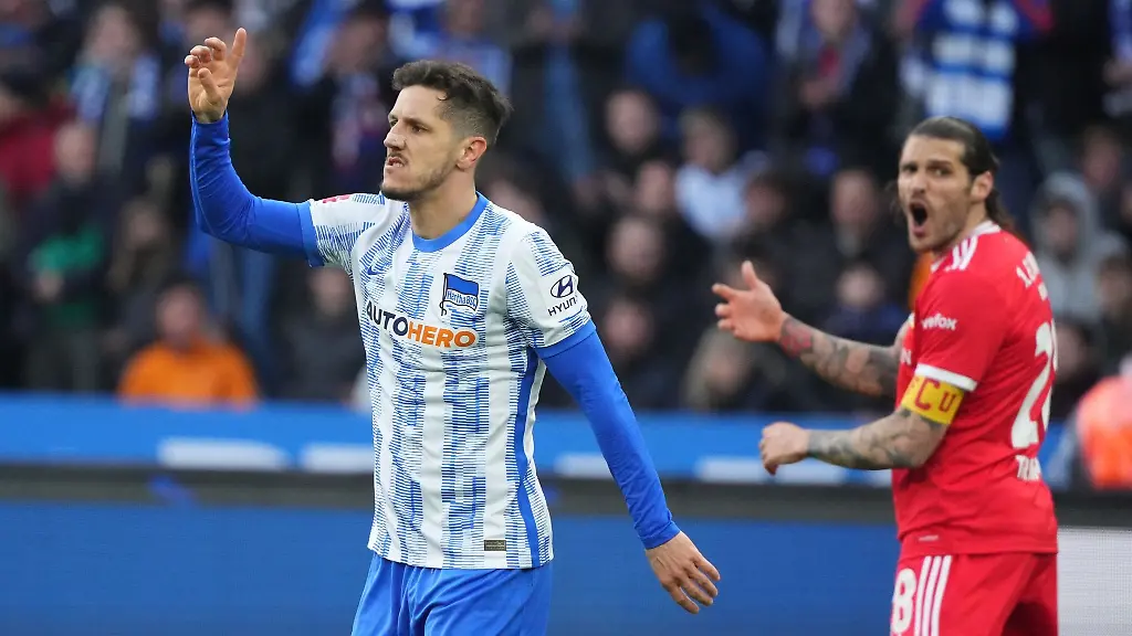 Herthas-Stevan-Jovetic-l-zeigt-an-dass-er-ausgewechselt-werden-muss