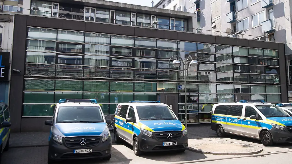 Einsatzfahrzeuge-stehen-vor-dem-1-Polizeirevier