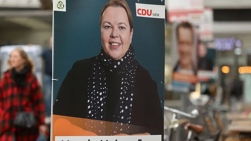 Ein-Wahlplakate-von-Ursula-Heinen-Esser-haengen-in-der-Innenstadt