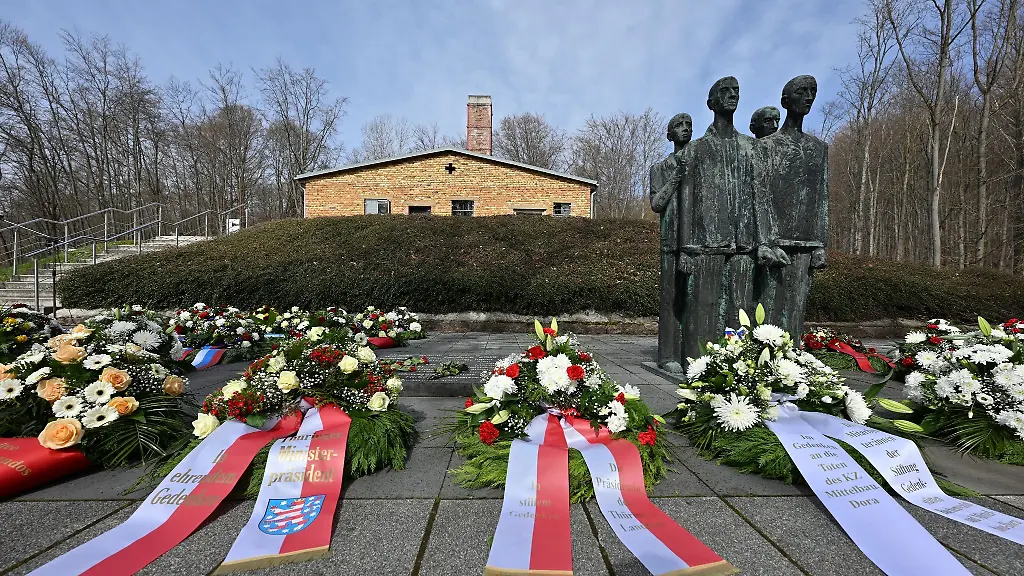 Kraenze-liegen-vor-dem-frueheren-Krematorium-am-Tag-der-Gedenkveranstaltung