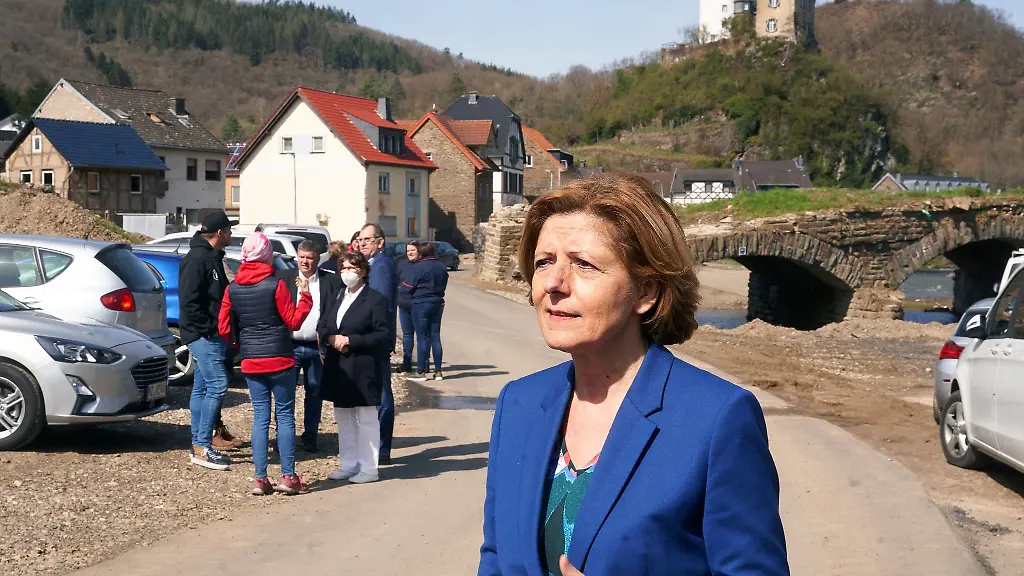 Die-rheinland-pfaelzische-Ministerpraesidentin-Malu-Dreyer-spricht-mit-Journalisten