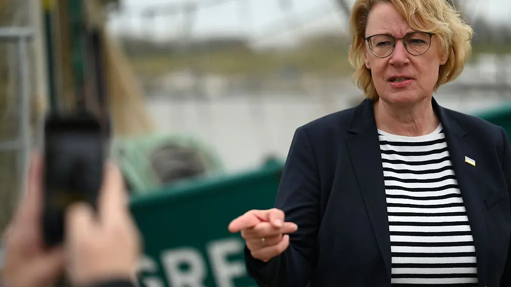 Barbara-Otte-Kinast-Niedersachsens-Landwirtschaftsministerin-steht-in-einem-Hafen