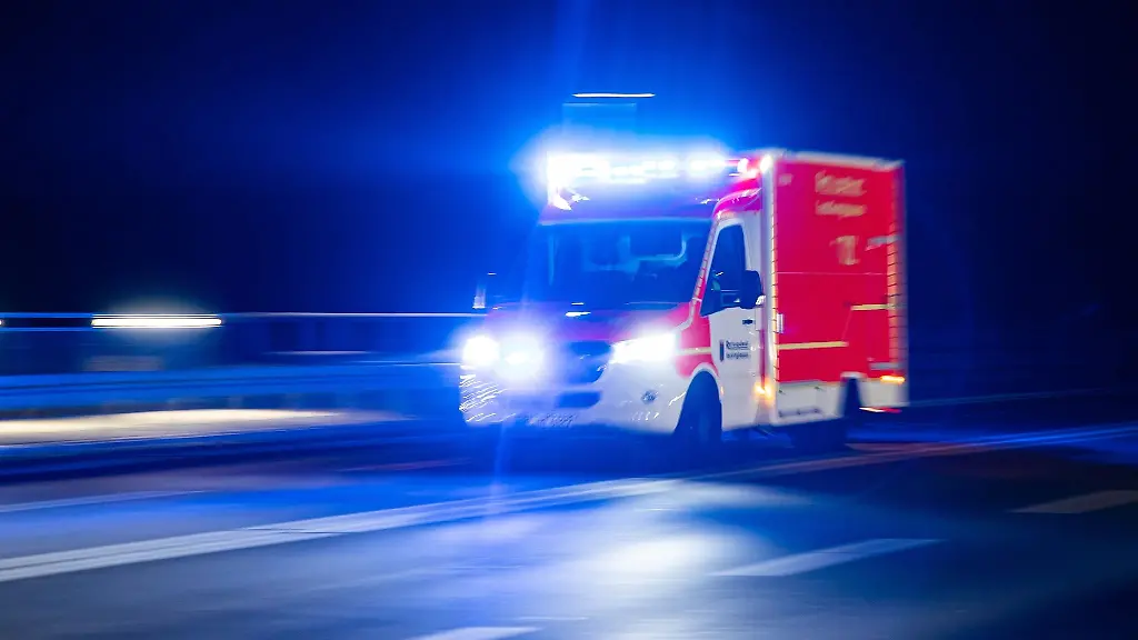 Ein-Rettungswagen-faehrt-mit-eingeschaltetem-Blaulicht