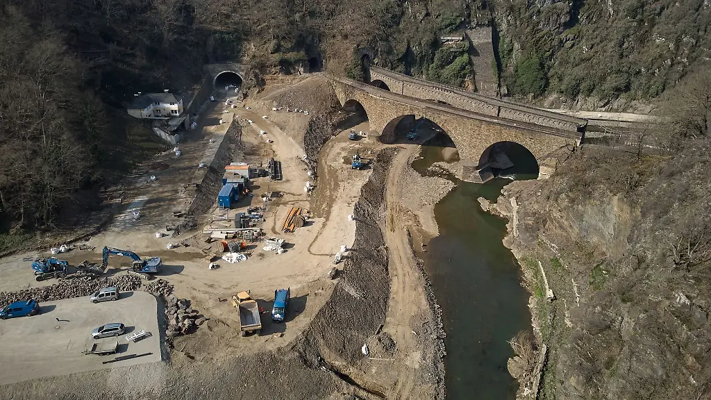 Vor-dem-Tunnel-in-Altenahr-sind-die-Bauarbeiten-an-der-Rotweinstrasse-im-vollen-Gange